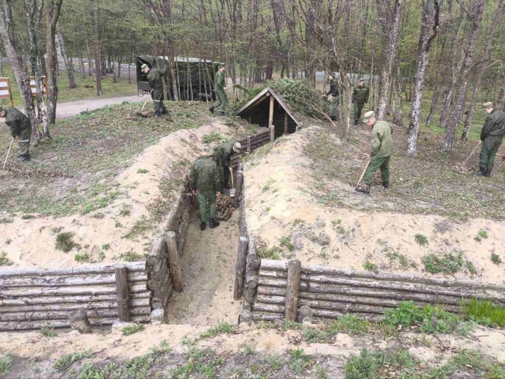 Военнослужащие 56 зенитного ракетного полка приняли участие в республиканском субботнике