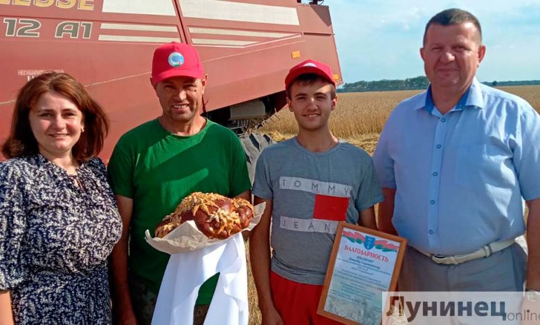 Экипаж комбайнеров Сергея и Давида Ивановых первым на Лунинетчине достиг тысячного намолота зерна