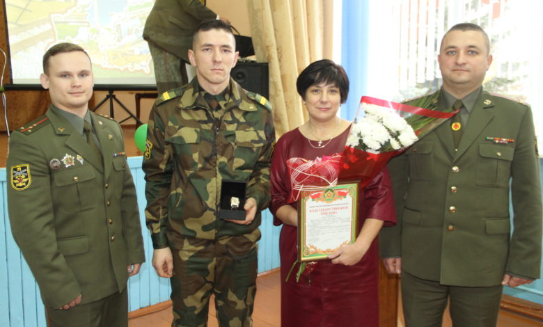 Подарок от Министра обороны Республики Беларусь получил уроженец Лунинетчины