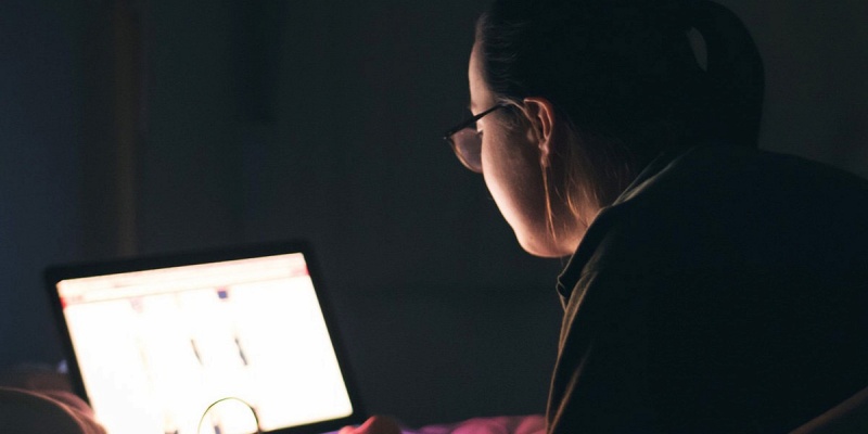 По старой схеме! Беглые "политики" готовы на все!