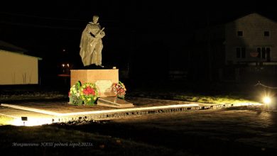 Фотофакт. Ночная подсветка украсила памятник воину-осободителю в Микашевичах