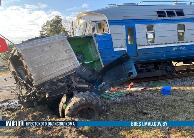 В Брестской области трактор столкнулся с поездом