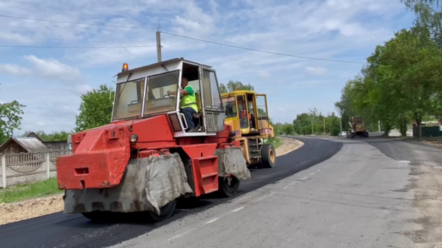 За дороги во Дворце взялись работники ДРСУ-101 в Лунинецком районе