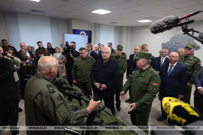 «Это основа любой армии». Лукашенко посетил уникальное отечественное производство стрелкового оружия