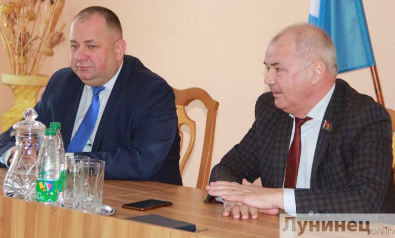 Сенатор встретился с заводчанами