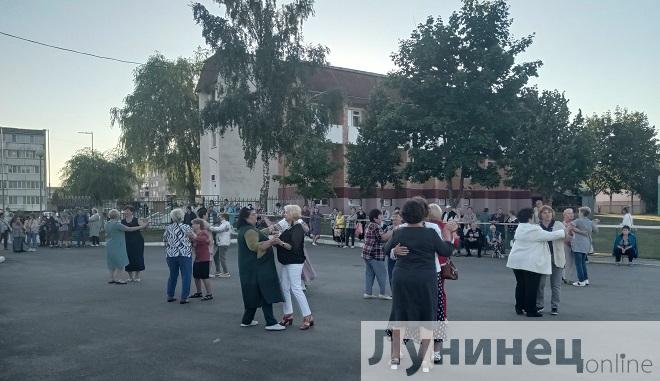 В Микашевичах субботним вечером устроили танцы (Лунинецкий район)