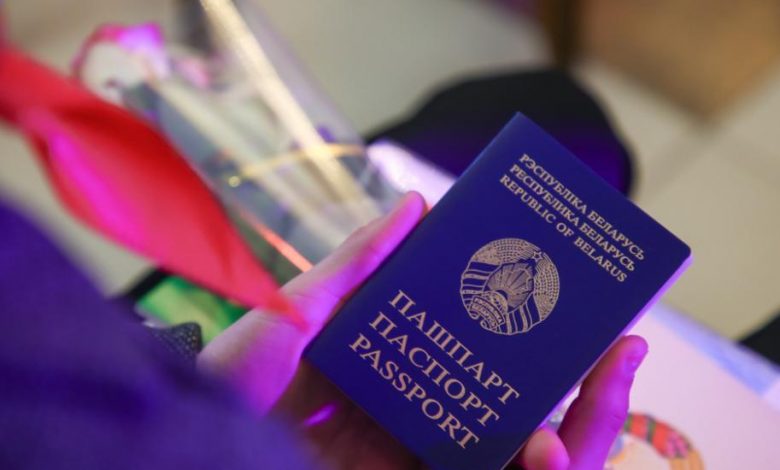 В Кобрине глава области Юрий Шулейко вручил паспорта 20-ти подросткам со всей Брестской области (видео)