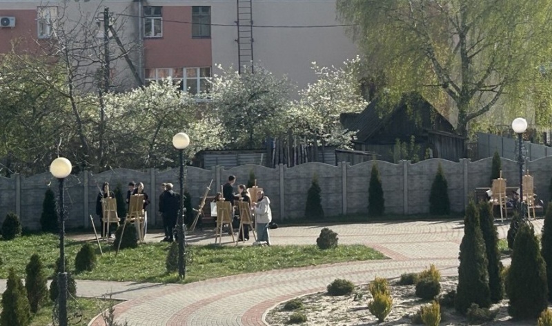 Очередной подарок под открытым небом устроили воспитанники и педагоги ДШИ Лунинца