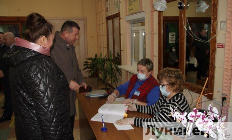 «Важен голос каждого!» Руководитель Лунинецкого района проголосовал на республиканском референдуме