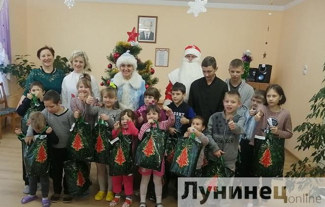 В Лунинце воспитанников социально-педагогического центра поздравили с новогодними праздниками