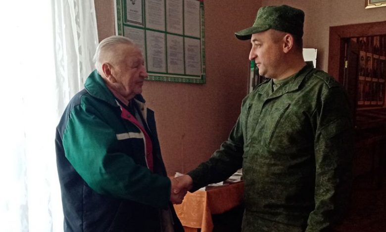 Фотофакт. Накануне Дня Победы военный комиссар посещает ветеранов ВОВ