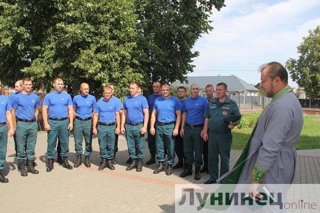 Молитва и забег. Спасатели Лунинецкого района отмечают профессиональный праздник