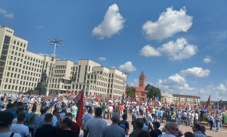 На площади Независимости в Минске люди собрались на митинг в поддержку мира и спокойствия в Беларуси
