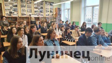 Начальник станции Лунинец Сергей Скиба держал ответ перед школьниками
