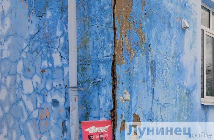 «Стена не держится на штукатурке, не развалится» Ситуация по пристройке в Микашевичах