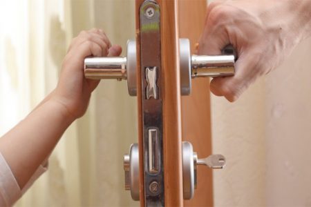 Маленькие дети заперлись в доме. На помощь пришли спасатели