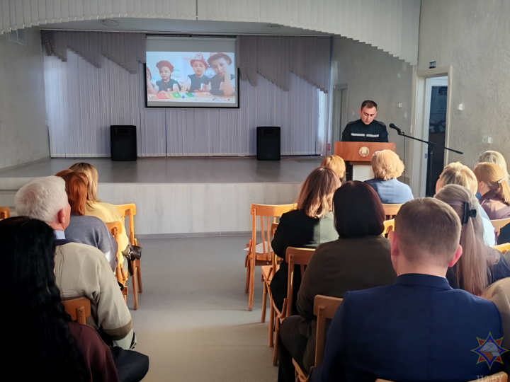 Лунінец. Бяспека дзяцей – клопат агульны: супрацоўнікі РАНС сустрэліся з бацькамі