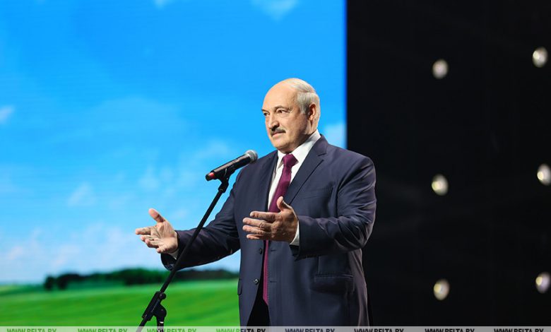 Лукашенко неожиданно приехал на женский форум «За Беларусь»