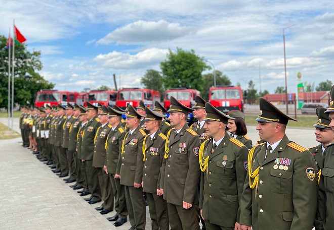 Новый пожарный автомобиль передали в Лунинецкий район