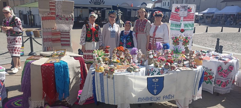 У фестывалі-кірмашы народных мастацкіх рамёстваў "Менскі фэст" прымаюць удзел лунінчане