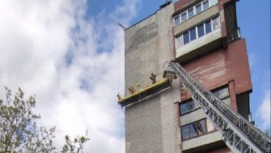 В Бресте работники МЧС спасли двух мужчин, застрявших на уровне 10 этажа (видео)
