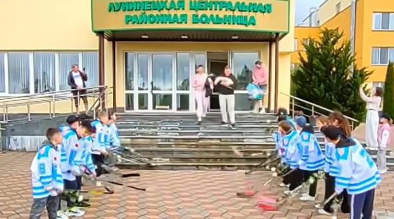 Юные хоккеисты из Лунинца устроили "чемпионский коридор" тренеру и его жене на выписке из роддома