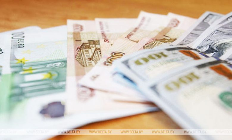 Доллар и евро на торгах 2 марта подорожали, российский рубль подешевел