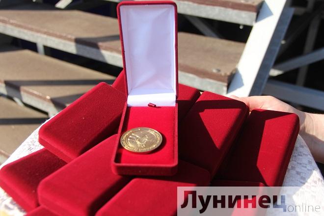 Выпускнікі школ Лунінецкага раёна, узнагароджаныя залатым медалём у 2022 годзе