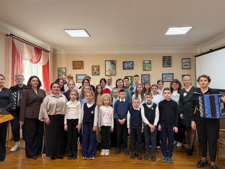 Концерт к Дню семьи устроили в ДШИ Лунинца