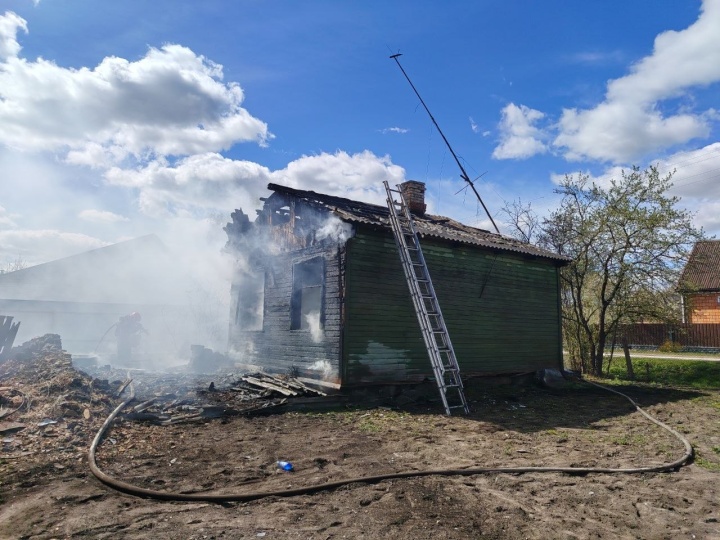 Нежилой дом горел в Лунинце 