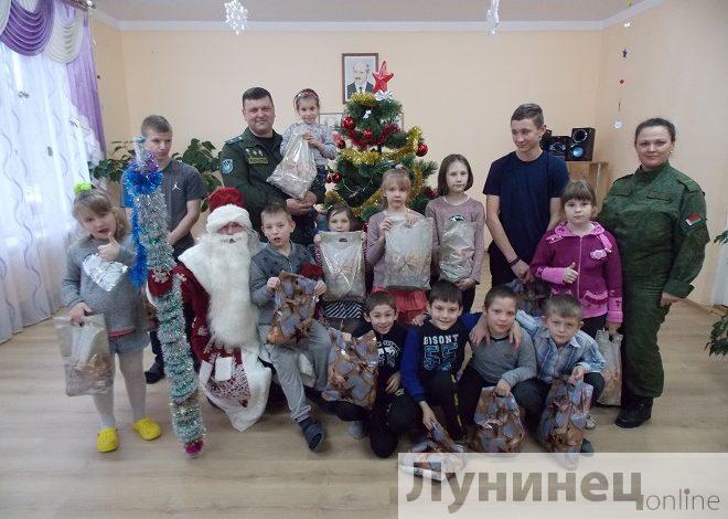 Военные поздравили с праздниками воспитанников социально-педагогического центра Лунинецкого района