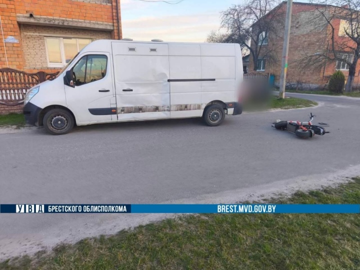 Подростки разбились на мопеде в Столине. Они в больнице