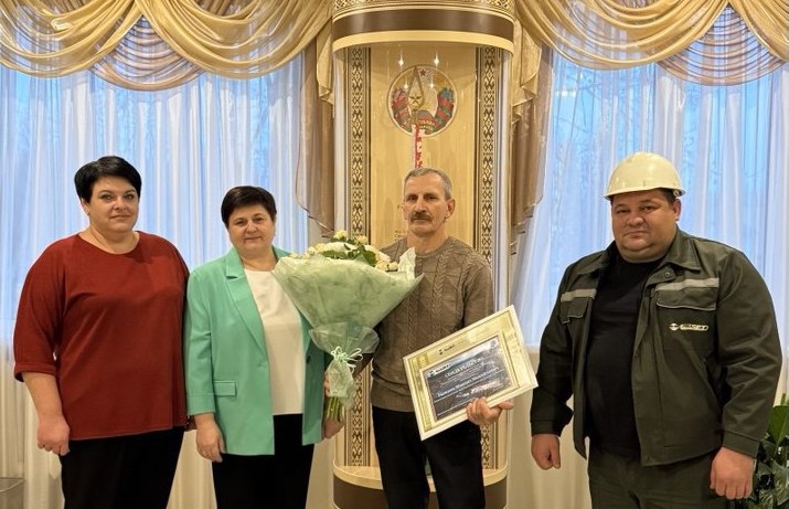 На предприятии - 38 лет! В Микашевичах провожают на заслуженный отдых специалистов 