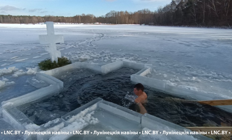 Значение обряда освящения воды и стоит ли окунаться в ледяную воду