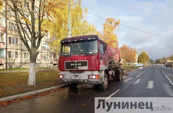 Фотофакт: «дневной дозор» чистит «ливнёвку» в Микашевичах (Лунинецкий район)