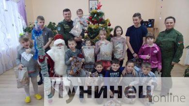 Военные поздравили с праздниками воспитанников социально-педагогического центра Лунинецкого района