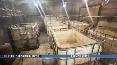 Изъяли полторы тонны самогона! Очередных самогонщиков накрыли сотрудники милиции