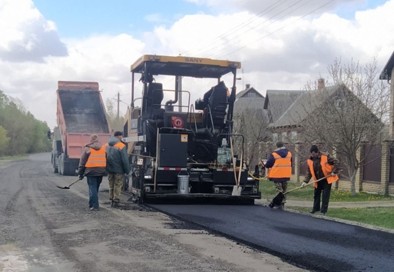 В Микашевичах асфальтируют улицу Малиновую 