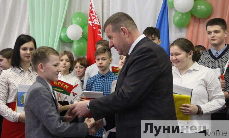 Паспорта в День Конституции получили школьники из Лунинецкого района