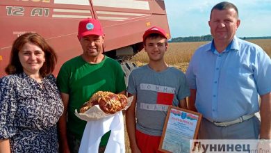 Экипаж комбайнеров Сергея и Давида Ивановых первым на Лунинетчине достиг тысячного намолота зерна