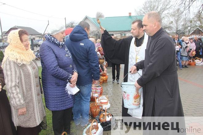 Освящение пасок в Крестовоздвиженском храме Лунинца (фоторепортаж)