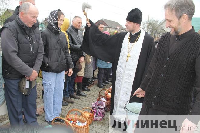 Освящение пасок в Лунинце (фоторепортаж)
