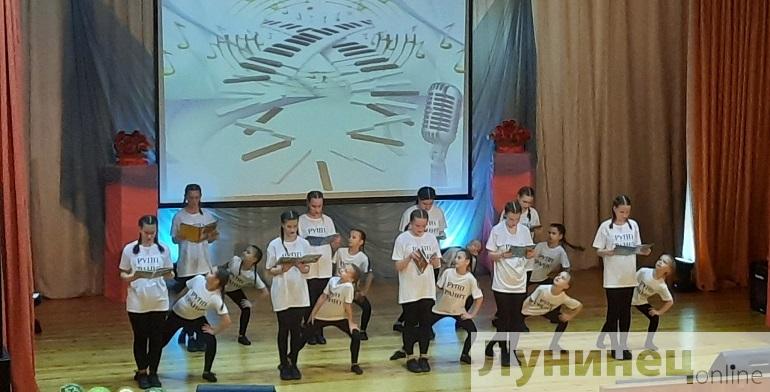 Фотофакт: творческие коллективы Лунинецкого района подтверждали звания