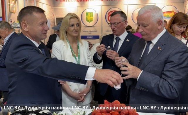 Клубника и салатные заправки: так лунинчане удивляют посетителей выставки "Белагро-2025"