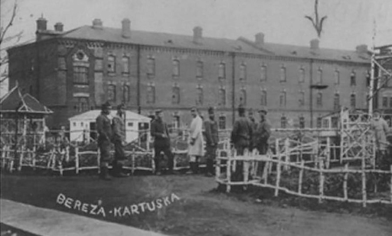 Переделать в польский народ! О политике этноцида в Польше до 1939 года рассказал эксперт 