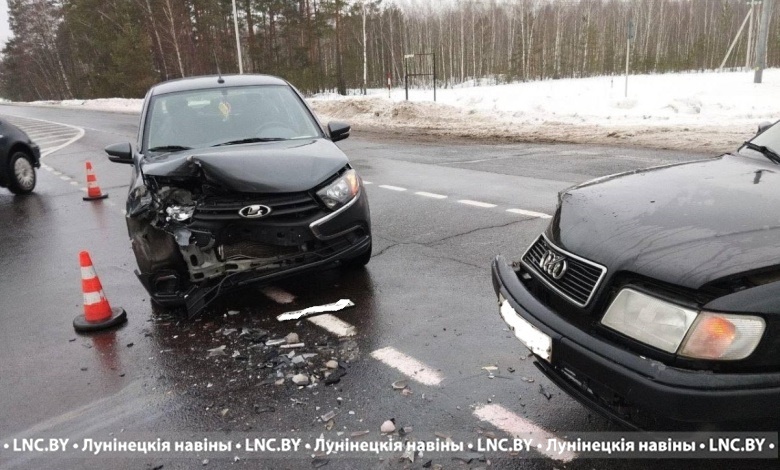 На трассе М-10 столкнулись «Ауди» и «Лада» в Лунинецком районе