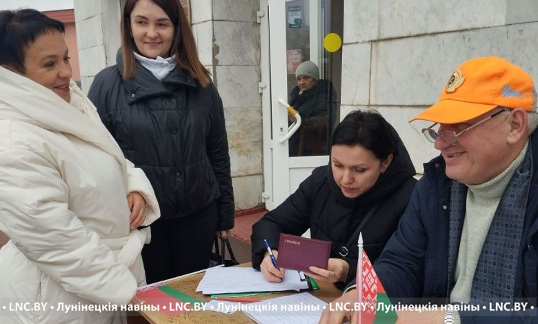 В Лунинце члены инициативных групп собирают подписи в поддержку выдвижения кандидатов в Президенты Республики Беларусь