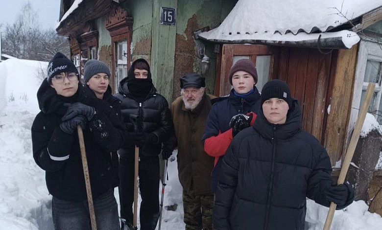 Волонтеры школ Лунинецкого района продолжают активно помогать в расчистке снега
