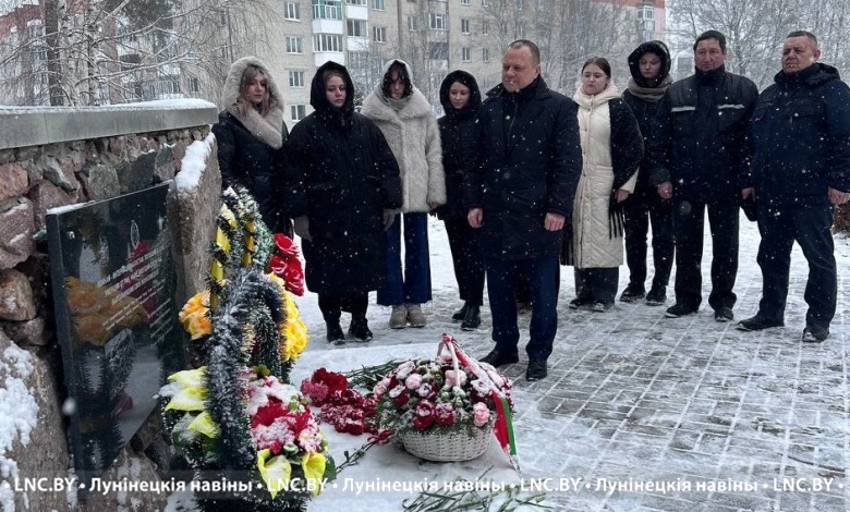 Сенатор Эдуард Гаврилкович возложил цветы к мемориалу в Микашевичах 