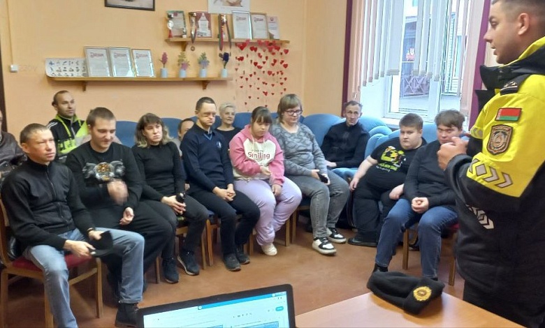Безопасность прежде всего! В Лунинецком ТЦСОН провели встречу с сотрудником ГАИ
